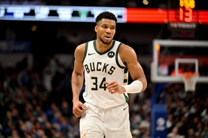 Một cây duy nhất có thể hỗ trợ nó! Antetokounmpo ghi được 14 điểm, 8 rebound và 2 kiến ​​​​tạo khi thực hiện cú sút 6/13 trong hiệp, đưa đội dẫn trước một chút.