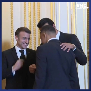 Nó có nghĩa là gì? Macron mỉm cười với Mappe: Cậu sẽ lại gây rắc rối cho chúng tôi