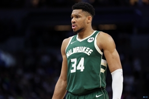 Nổ tung! Antetokounmpo đạt điểm 45+15+5 với tỷ lệ bắn ít nhất 70%, đứng thứ tư trong lịch sử