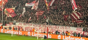 Fan Bayern giận dữ chỉ trích UEFA: Quyền xét xử giả sẽ không được chấp nhận! Chẳng ích gì khi cấm chúng tôi vào sân vận động.