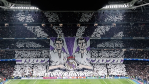 Đêm sinh nhật thứ 122 của Real Madrid, tifo lớn xuất hiện trên khán đài Bernabeu để chúc mừng sinh nhật CLB