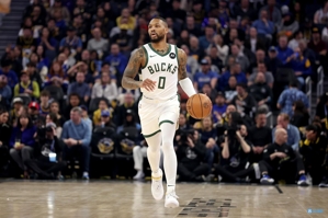 Đeo đồng hồ, đeo đồng hồ! Lillard ghi được 35 điểm, 7 trong số 13 quả ba điểm, 7 rebound và 11 kiến ​​​​tạo, đồng thời ghi được 16 điểm trong hiệp cuối cùng.