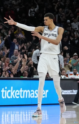 Bunyama là người đầu tiên trong lịch sử NBA có ít nhất 200 pha kiến ​​​​tạo, 200 lần cản phá và 100 lần ném ba điểm trong một mùa giải.