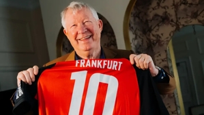 ❤️Eintracht Frankfurt đã trao tặng tư cách thành viên trọn đời cho Ferguson và chiếc áo số 10 kỷ niệm