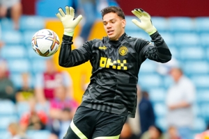 Tỷ lệ cứu thua thành công của Ederson mùa này là 57,8%, thấp nhất Ngoại hạng Anh, còn Raya là 62,3%, thấp thứ tư.