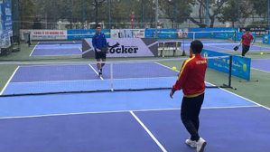 Tiến Linh học Pickleball, được cựu trợ lý thầy Park chỉ giáo trong lần đầu nhập môn