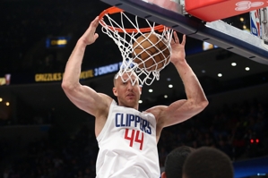 Lu: Plumlee đã chủ động tiếp tục cho Theis thi đấu luân phiên, tôi có một nhóm cầu thủ sẵn sàng hy sinh.