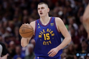 Giết chóc như điên! Jokic ghi được 34 điểm, 9 rebound và 10 kiến ​​tạo một cách hiệu quả khi thực hiện 13/16 cú sút và đánh trúng con trỏ ba điểm ở vòng tròn giữa