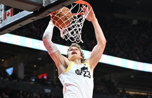 Hai cặp dễ dàng! Markkanen ghi được 26 điểm và 12 rebound khi thực hiện 6/13 quả ném phạt và 12/12 quả ném phạt.