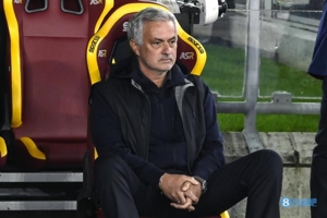 Mourinho: Milan cũng bị loại khỏi Cúp quốc gia Ý và dính chấn thương, nhưng họ đã ký hợp đồng với hai hậu vệ và đang cạnh tranh chức vô địch