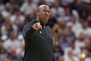 Đã gửi 30 pha hỗ trợ trong ba quý đầu tiên! Kể từ khi Mike Brown huấn luyện, Kings có 37 trận thắng và 5 trận thua khi hỗ trợ hơn 30 lần.