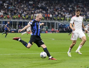 Truyền thông Italy: Dù đội bóng thuộc giải Super League Thổ Nhĩ Kỳ đã liên hệ với Klaassen nhưng cầu thủ này không thể rời Inter Milan trong kỳ chuyển nhượng mùa đông