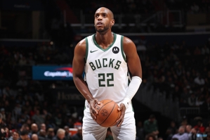 Người đàn ông đó đã trở lại! Middleton ghi được 24 điểm khi sút 10/13, 3 rebound và 10 kiến ​​​​tạo.