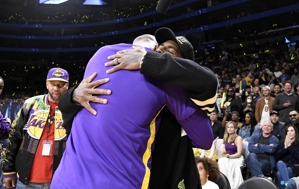 Phóng viên nổi tiếng: Irving đến xem trận sân nhà của Lakers ở vòng play-off mùa trước để bày tỏ mong muốn được tái hợp với James