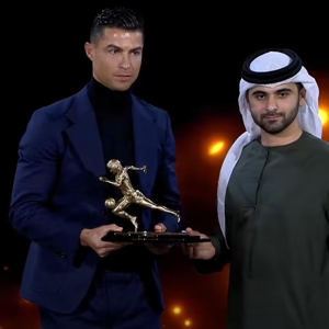 vinh quang! Cristiano Ronaldo nhận giải Vua phá lưới bóng đá toàn cầu