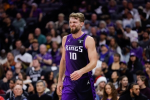 Hiệu quả và toàn diện! Sabonis thực hiện 6/8 và đóng góp 13 điểm, 14 rebound và 10 kiến ​​​​tạo, với điểm cộng trừ là +10