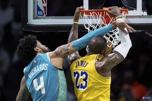 Luật vô hiệu? Lakers suýt đánh bại Hornets trên đường thắng 3 trận liên tiếp