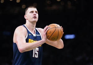 Hơi hung hăng? Jokic chơi 16 phút trong hiệp một và ghi được 8 điểm, 5 rebound và 4 kiến ​​​​tạo khi sút 4/8.