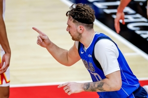 Có hai cặp! Doncic thực hiện 6/12 quả trong hiệp và ghi được 15 điểm, 10 rebound và 5 kiến ​​​​tạo, với điểm cộng trừ là +12