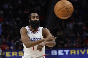 Không cảm thấy tuyệt vời trong tay nhưng làm được tất cả! Harden ghi được 10 điểm, 5 rebound và 5 kiến ​​​​tạo khi thực hiện 2/8 cú sút trong hiệp đấu.