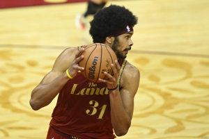 Ghi một số ít rebound! Jarrett Allen thực hiện 8 trong số 13 quả trong hiệp và ghi được 16 điểm, 7 rebound và 4 kiến ​​​​tạo.