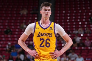 Quan chức của Lakers: Center Castleton bị gãy cổ tay phải và sẽ được đánh giá lại sau hai tuần