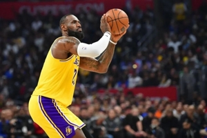 LeBron, bị phục kích và đánh sườn bởi một người