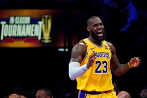 19 điểm và 4 hỗ trợ! James đã đóng góp 30 trong số 39 điểm của Lakers trong hiệp cuối cùng thông qua việc ghi bàn + kiến ​​​​tạo.