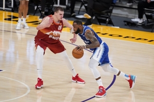 James: Năm Nuggets trên sân đều là mối đe dọa nhưng Jokic có thể làm được hầu hết mọi thứ