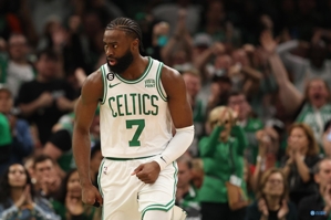 Đánh thợ rèn! Jaylen Brown thực hiện 4 trong số 13 quả ba điểm trong hiệp và chỉ ghi được 9 điểm ở 1 trong 4 quả ba điểm.