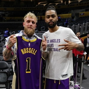 Võ sĩ nổi tiếng trên Internet Jake Paul đã xem trận đấu của Lakers ngày hôm qua, chụp ảnh với Russell và nhận được một chiếc áo đấu!