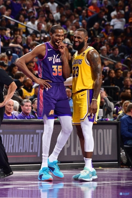 Người thiết kế trận play-off quả là thiên tài! Suns thua và tụt xuống vị trí thứ 8, chỉ hơn Lakers 2,5 trận.