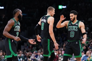 ✔️ Celtics đang có thành tích 18 trận thắng và 2 trận thua trong 20 trận đã qua và hiện đang đứng đầu giải đấu với 56 trận thắng và 14 trận thua.