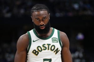 Dễ! Jaylen Brown đã tấn công sơn theo nhiều cách khác nhau trong suốt hiệp đấu. Anh ấy thực hiện tất cả 8 cú đánh hai điểm và ghi được 16 điểm và 3 lần đánh cắp.