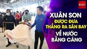 Xuân Son nằm trên cáng ra sân bay để kịp về nước điều trị dứt điểm chấn thương